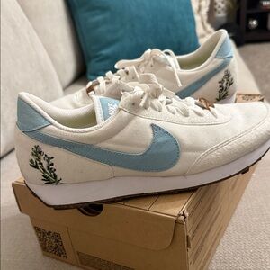 Nike Women's White and Light Blue Sneakers. DBREAK SE! 9.5, Worn Once.